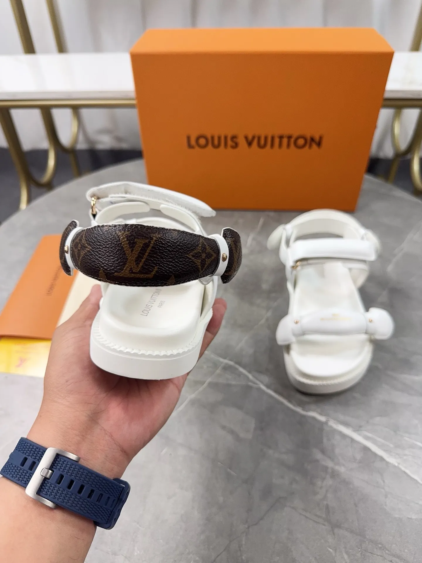 👟👟Ex-factory price 460👟👟 🌈LV | Louis Vuitton 🧡💚2025 spring and summer new style top version‼ ️The original version is the same. The counter focuses on the latest new beach shoes. Hard goods are new🆕 ❥Purchase level! Full of high-end feel! A popular model among bloggers at home and abroad, it’s retro and fashionable and looks amazing on your feet! Mainly recommended models on the official website★ ━━━━━ ЅᏇєєt ━━━━━ ▪️Upper: original customized leather ▪️Inner lining: cow lining ▪️Outsole: high-end rubber PU combination outsole ▪️Shoe size: 35-45